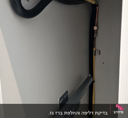 צינורות וגז בתוך ארון מתכת